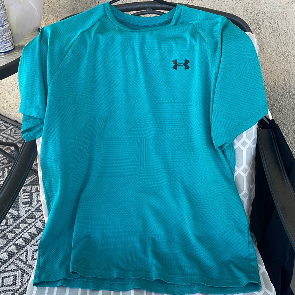 Under Armour UA Heat Gear Light weight LOOSE FIT shirt LARGE. Like new!